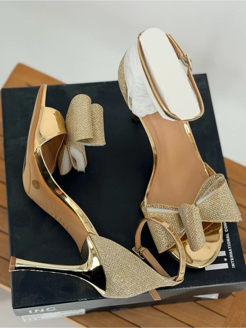 New Women’s INC NAASIRAF Gold Bow-Accent Heeled Sandals size 9.5M